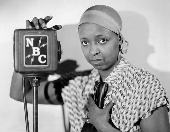 origineel bijschrift ethel waters als radio-entertainer in de jaren 1920 ze staat naast nbc-microfoon ongedateerde foto