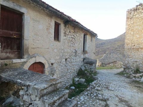 Rustiek Italiaans dorp in een idyllische landelijke omgeving gaat te koop