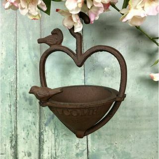 Vintage gietijzeren hartvormige vogelzaadvoeder