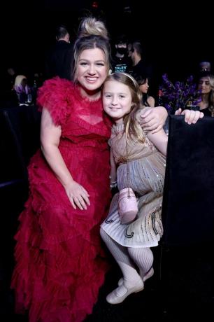 op de foto Kelly Clarkson en River Rose Blackstock wonen de 2022 People's Choice Awards bij die in de Barker worden gehouden hangar op 6 december 2022 in santa monica, californië foto door mark von holdene entertainmentnbc via getty afbeeldingen