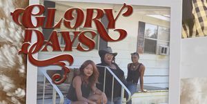 Chapel Hart Glory Days albumhoes, bandleden zitten op een veranda