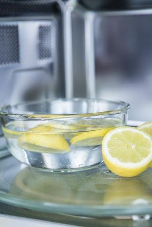 een methode van schoonmaken in een magnetron met water en citroen