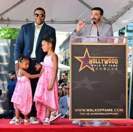 cabaretier en acteur kenan thompson luistert terwijl josh server het publiek toespreekt tijdens zijn Hollywood walk of fame ster ceremonie op 11 augustus 2022 in hollywood, californië thompsons onderscheiding maakt hem de 2728ste ster in de Hollywood walk of fames televisie categorie foto door frederic j brown afp foto door frederic j brownafp via getty afbeeldingen