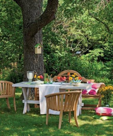 picknicktafel met houten stoelen en kussens