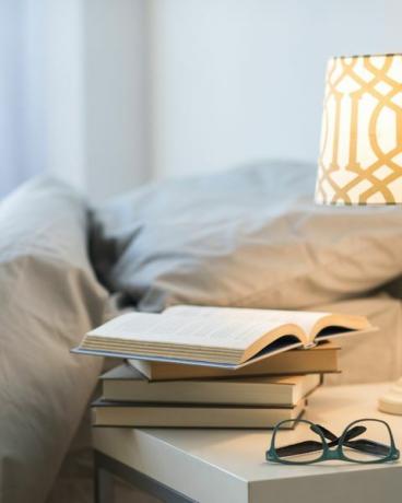 usa, new jersey, bed met lamp, boeken en glazen op nachtkastje