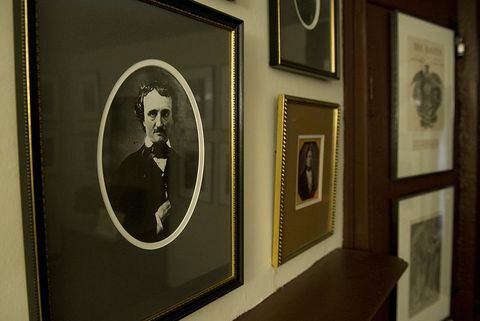 bij het afp-verhaal van fabienne faur, ons literatuurmuseum economie. foto's van uswriter edgar allan poe en zijn familie, hangen aan de muur van het edgar allan poe huis en museum, gevestigd in het voormalige huis van de schrijver in baltimore, Maryland, op 11 augustus 2011 werd poe, die leefde van 1809 tot 1849, bekend om zijn mysterieuze korte verhalen en gedichten vanwege het budgettaire probleem waarmee de stad Baltimore, het poe museum op wordt bedreigd met het sluiten van afp foto saul loeb meer foto's in beeld forum fotokrediet zou saul loebafp moeten lezen via getty afbeeldingen