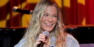 leann rimes spreekt op het podium tijdens een avond met leann rimes in het grammy museum op 31 mei 2022 in los angeles, california foto door rebecca sappgetty images for the recording academy