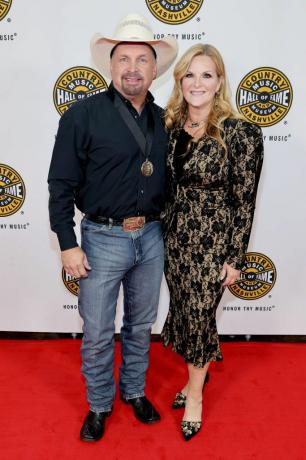 nashville, tennessee 16 oktober garth brooks en trisha yearwood wonen de class of 2022 medaillonceremonie bij in de country music hall of fame and museum op 16 oktober 2022 in nashville, tennessee foto door jason kempingetty afbeeldingen voor country music hall of fame en museum