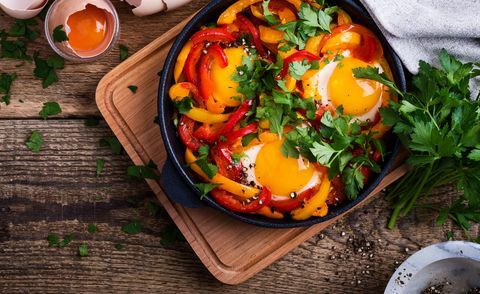 Shakshouka, gebakken eieren gekookt in paprikasaus