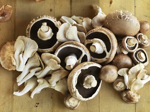 Champignons op snijplank