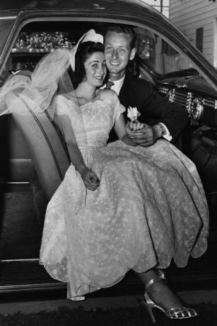 een pasgetrouwd stel komt met de auto thuis om hun nieuwe leven te beginnen, circa 1960 foto door george markretrofilegetty images
