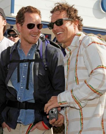 malibu, ca. 26 april acteurs cole hauser en matthew mcconaughey wonen maliblue art music festival bij, gesponsord door emergen c, gehouden op de malibu-pier in malibu, californië foto door jeff vespawireimage