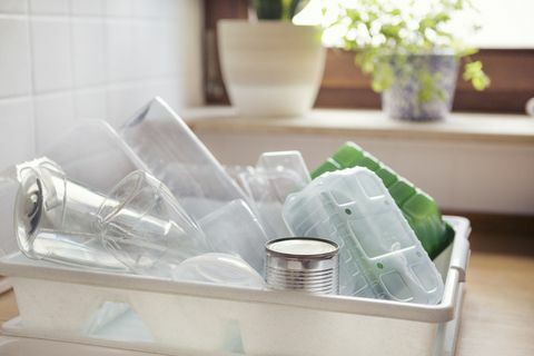 afdruiprek vol gewassen plastic containers klaar voor recycling of hergebruik