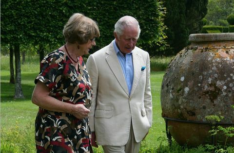 King Charles leidt pam ayres rond in Highgrove