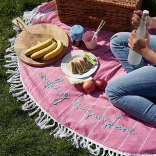 Handgeborduurde picknickdeken